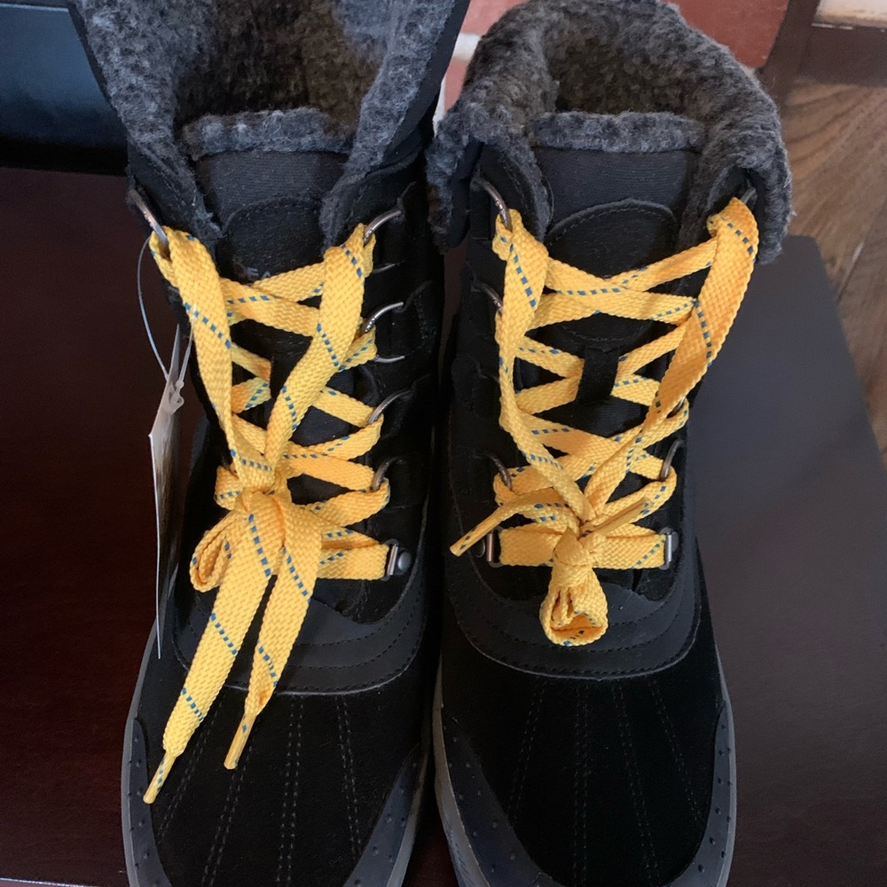 NWT Bearpaw Women’s Boots Size 9